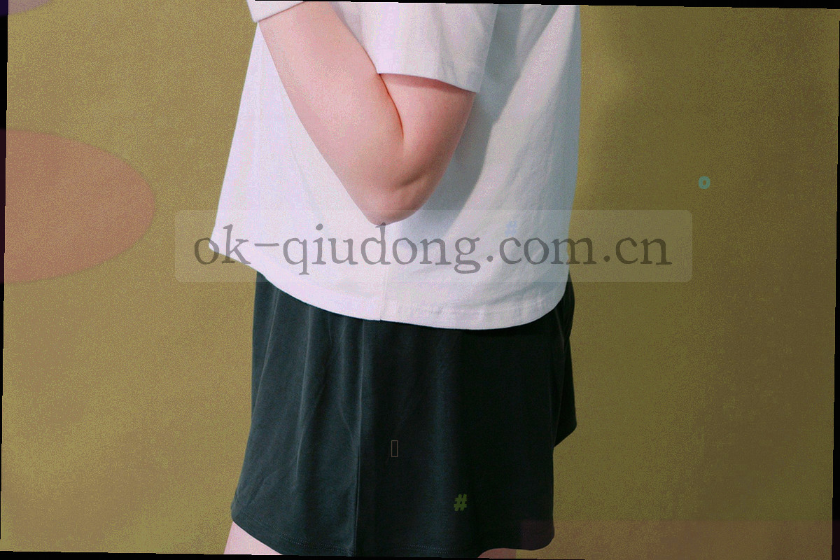 夜间赛事时段的工作台，屏幕显示阵容名单与实时数据表格